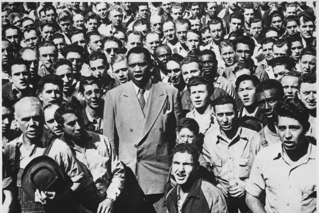 Paul Robeson, in 1942, leading California shipyward workers in singing The Star Spangled Banner | Photo: U.S. National Archives and Records Administration, public domain